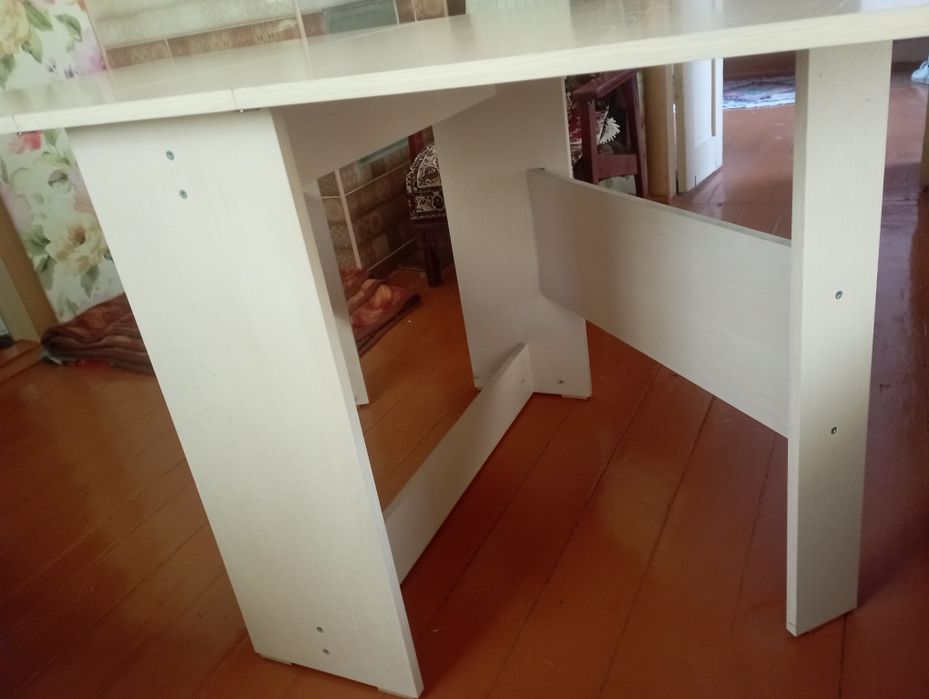 Продам стол книжка новый
