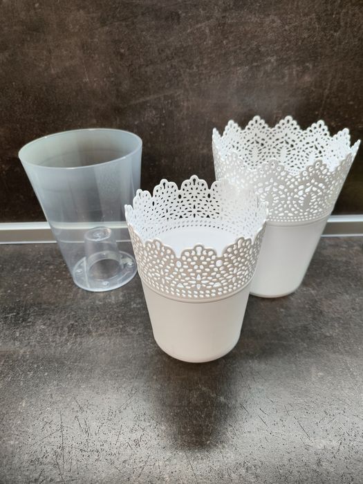 Кашпи за цветя и перденце