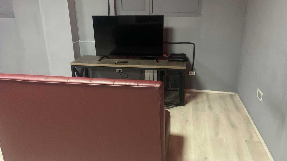 Sony PlayStation 5 + Телевизор, диван, Подставка и 6 джойстиков