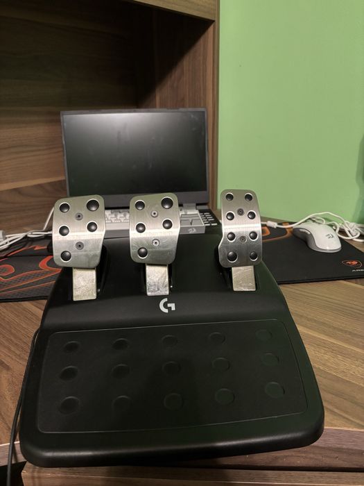 Продавам волан Logitech G923