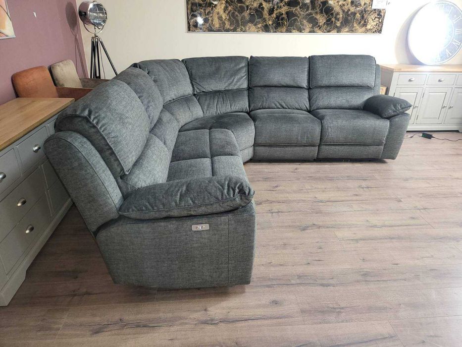 Сив ъглов диван от плат с електрически релаксиращ механизъм