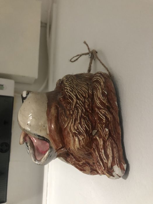 Cap de caine din ceramica si covor gri