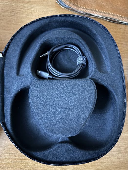 Bowers & Wilkins PX8