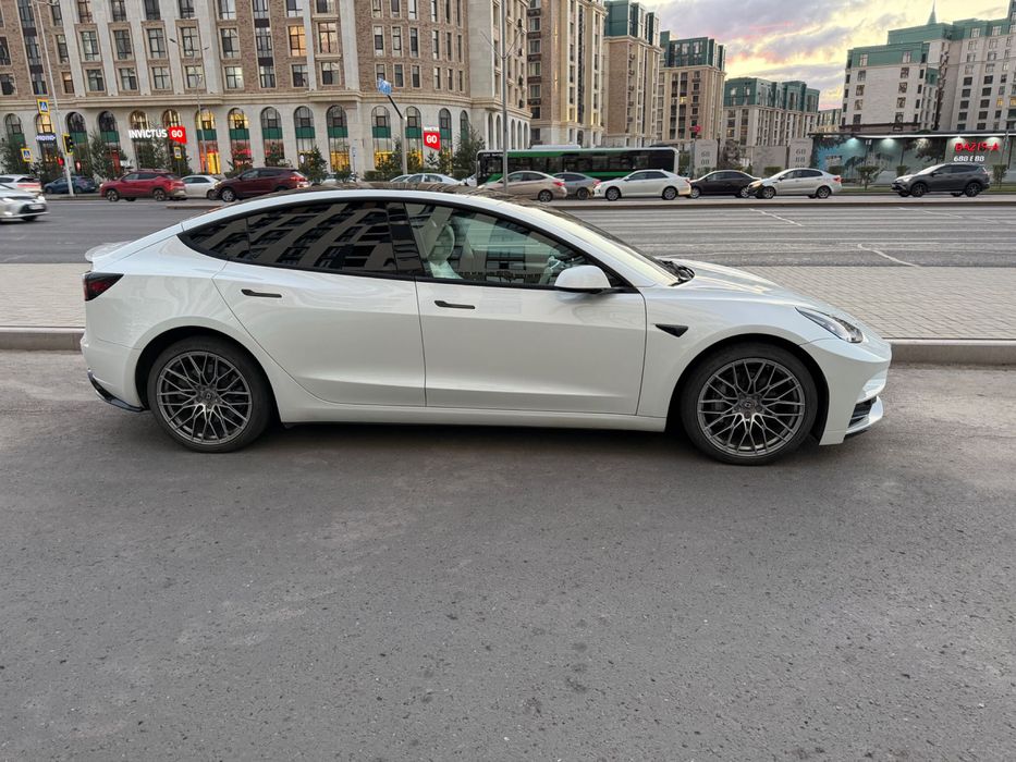Tesla Model 3 2023 год