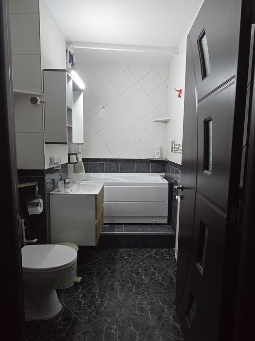 Inchiriez apartament 3 camere, micro 11