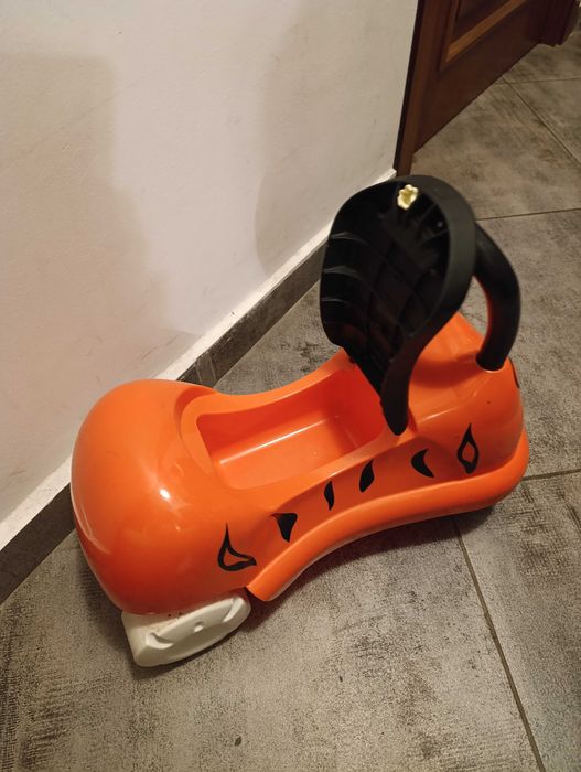 Mașinuța pentru bebe