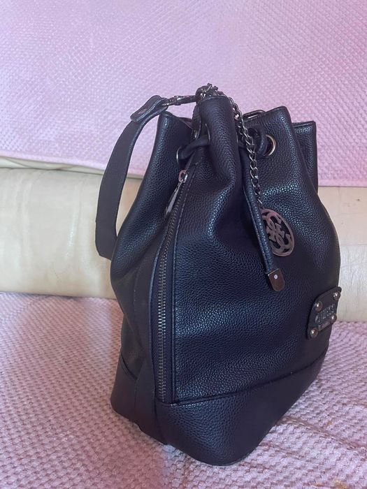Кожена чанта Guess и подарък към нея още една зимна кожена чанта
