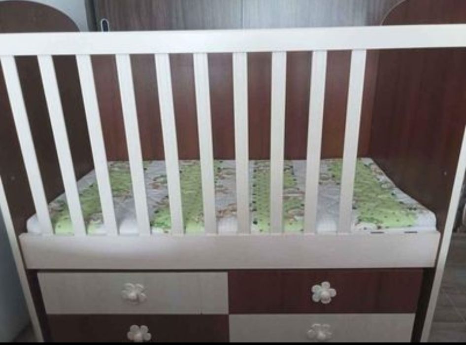 Люлеещо детско легло + двулицев матрак от мемори пяна и кокос