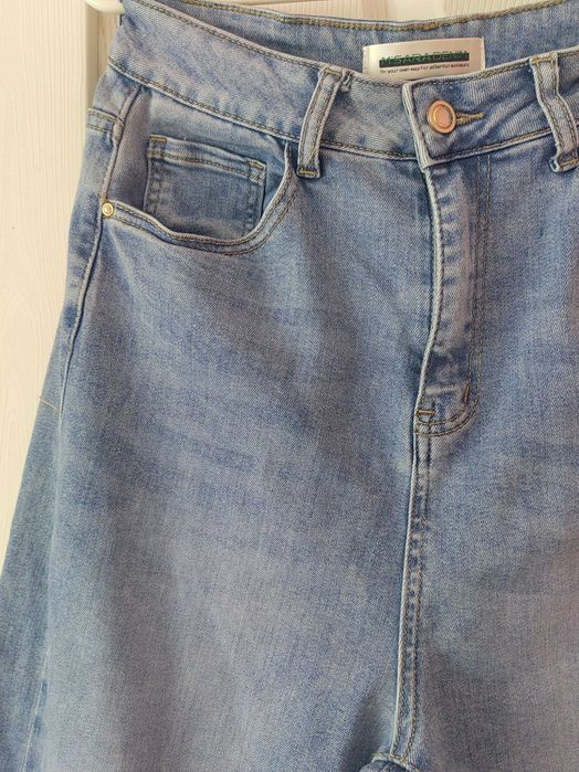 Дамски дънки с широк крачол