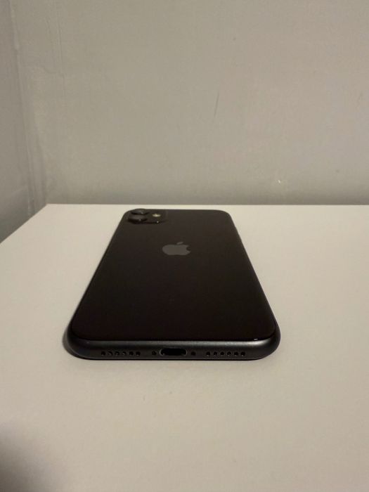 iPhone 11 с чисто ново зарядно