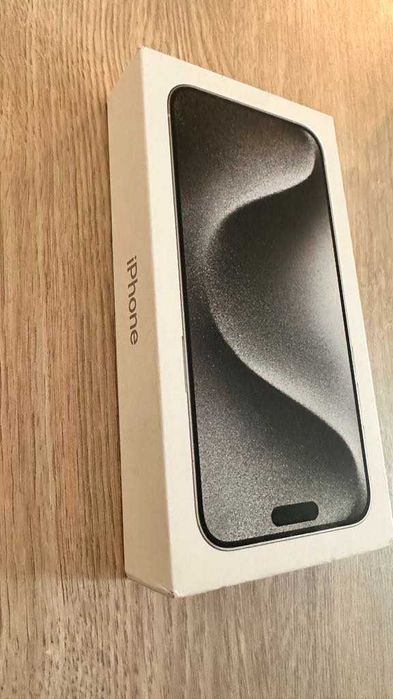 Продавам ЧИСТО НОВ телефон iPhone 15 pro Max 256 GB Titan.