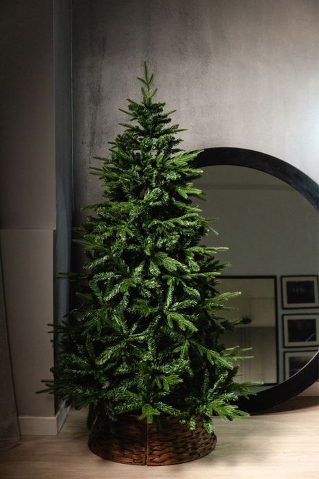 Комбинированная ёлка из материалов ПВХ и геля.