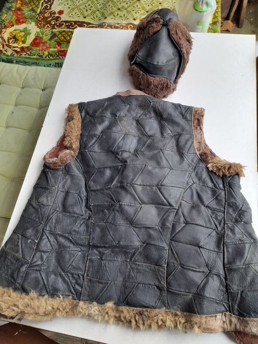 Кожен елек и кълпак