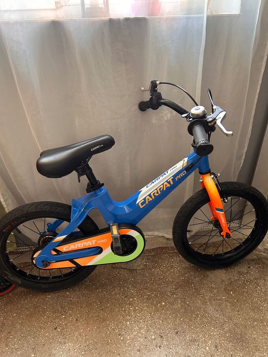 Bicicletă de copii cu roți ajutătoare!