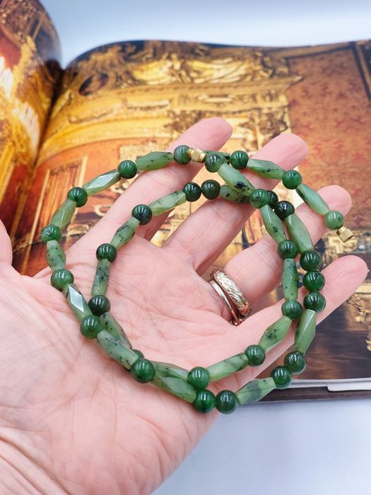 Винтидж нефритена огърлица , перфектно състояние