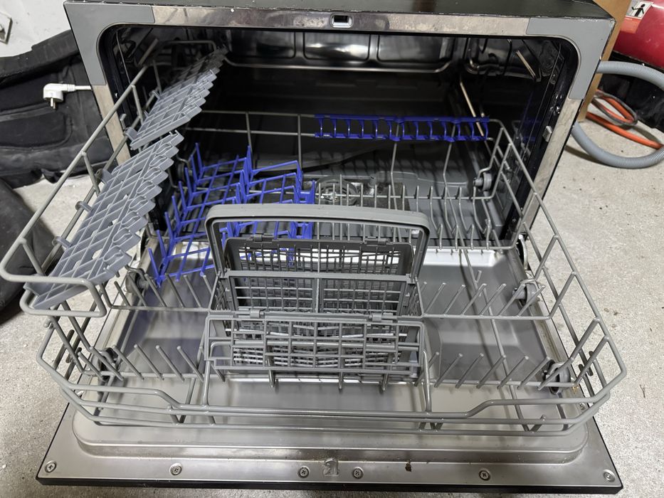 Vând mașină de spălat vase Klarstein, model compact, ideală pentru apartament sau spații mici.