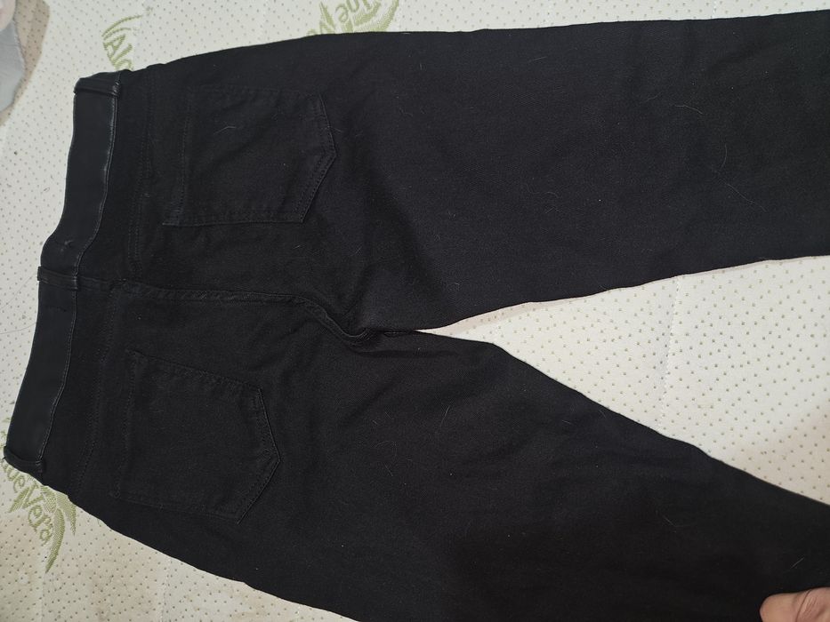 Дамски дънки черни с кожа