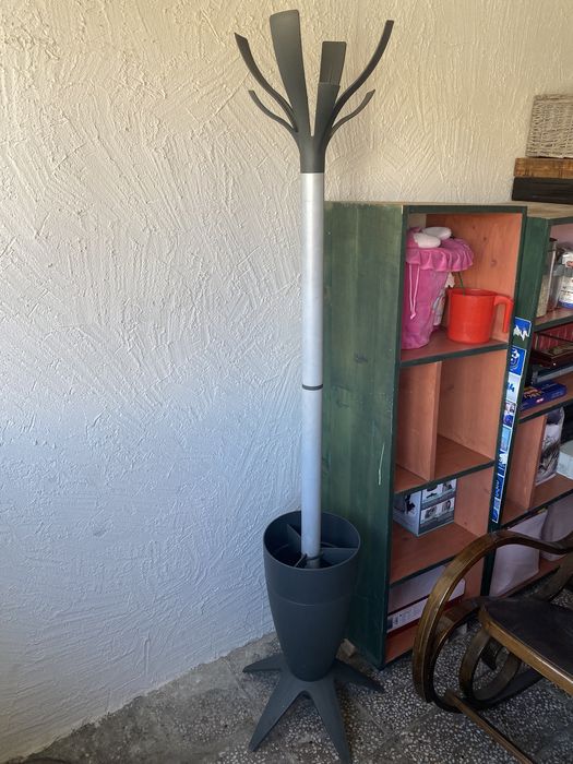 Закачалка с място за чадъри