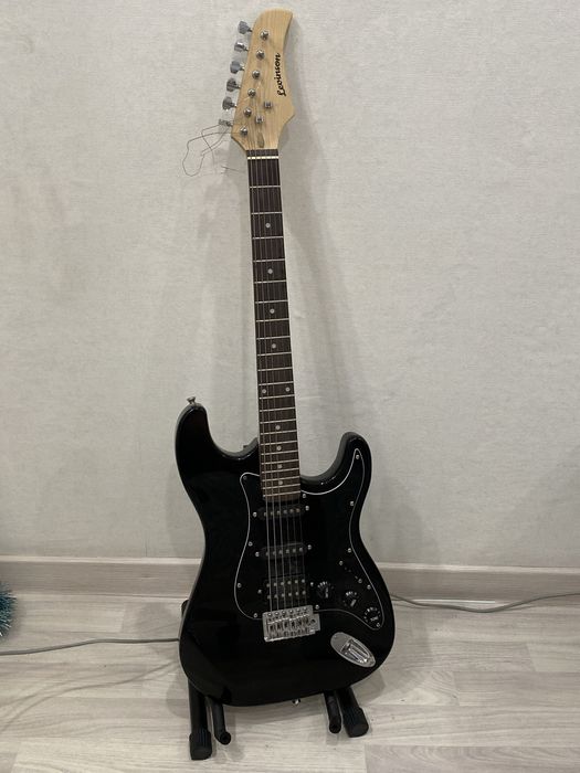 продам электрогитару levinson не одной царапины