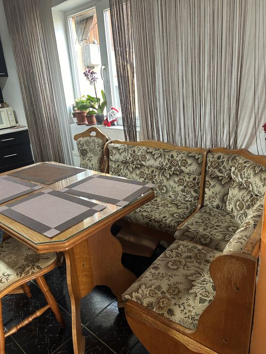 Vand coltar din lemn masiv cu masa si 4 scaune