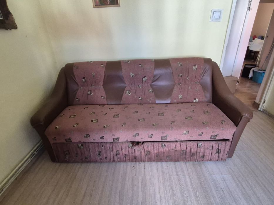 Vand 3 canapele + dulap , noptiera si birou plus cateva vesele masa mai vechi