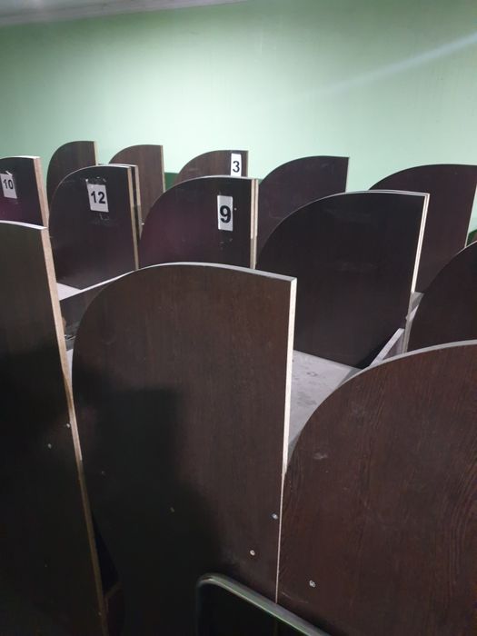 Компьютерные столы со стульями мониторы 22 и 18