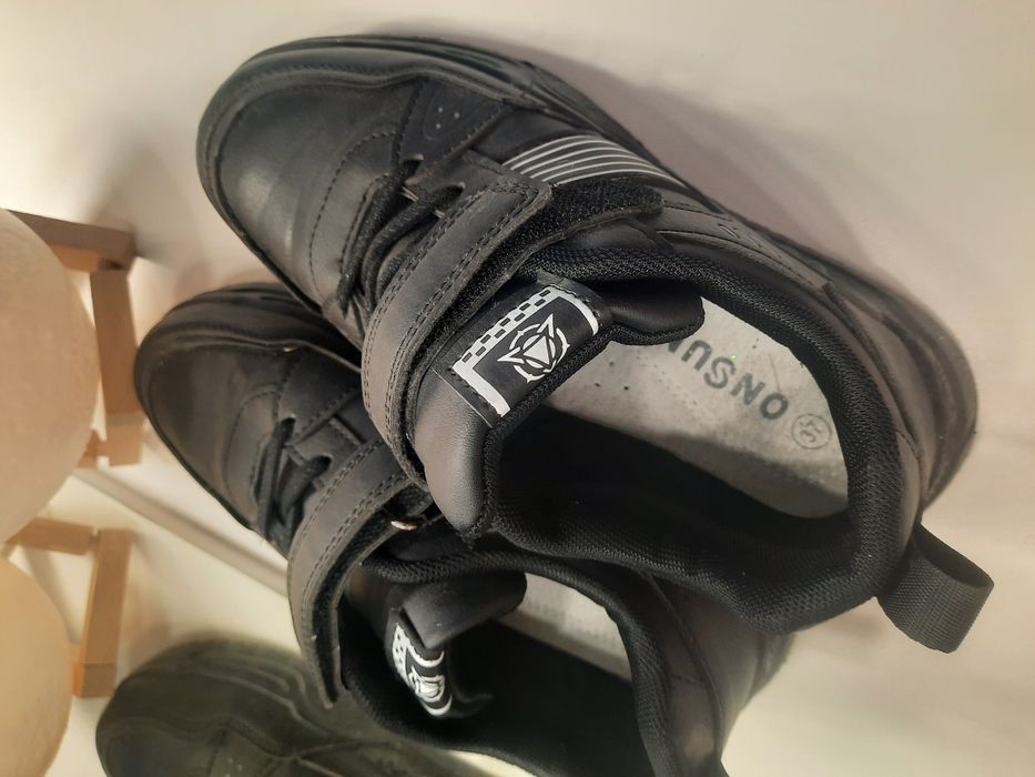 Продам весенние кроссовки