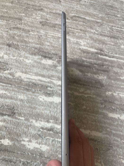 Vand ipad 6 cu ecran crapat functioneaza impecabil
