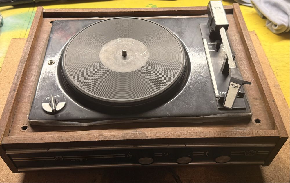 Винтидж грамофон AKORDS RIGA