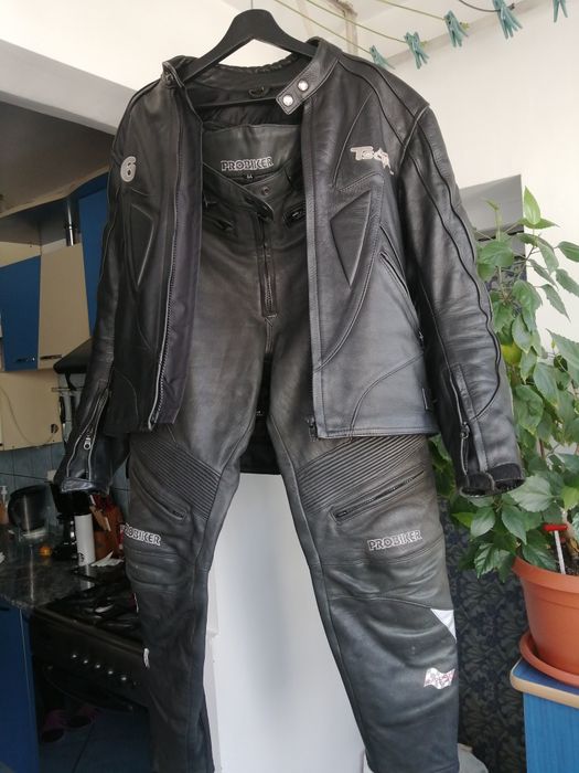 Vand echipament moto din două piese