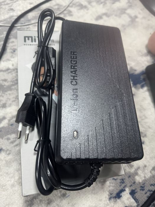 Зарядчик для всех видов скутерах