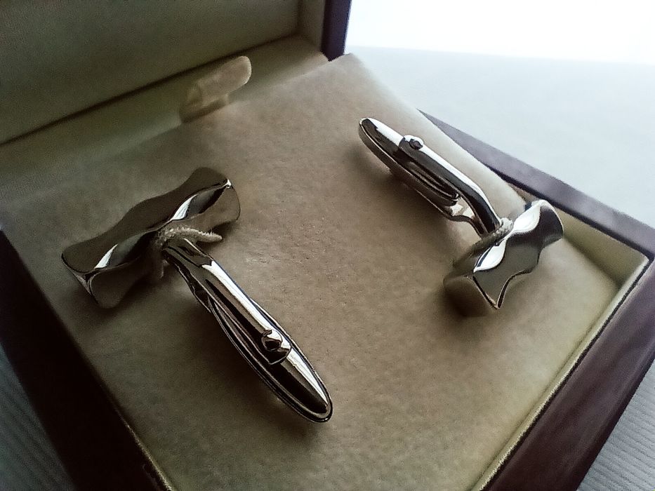 Елегантни мъжки бутонели – стилен аксесоар за официален костюм