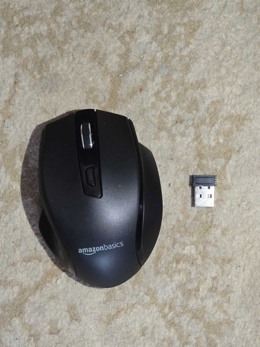 Amazon Basics Ergonomic Wireless Mouse , Souris G6B1-BK