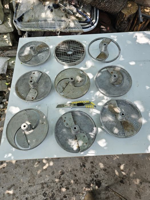 Зеленчукорезачки професионални Трифазни Втора Употреба със 9бр. Ножове