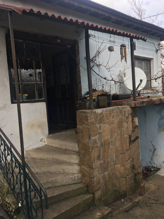 Къща с двор и промишлена  сграда