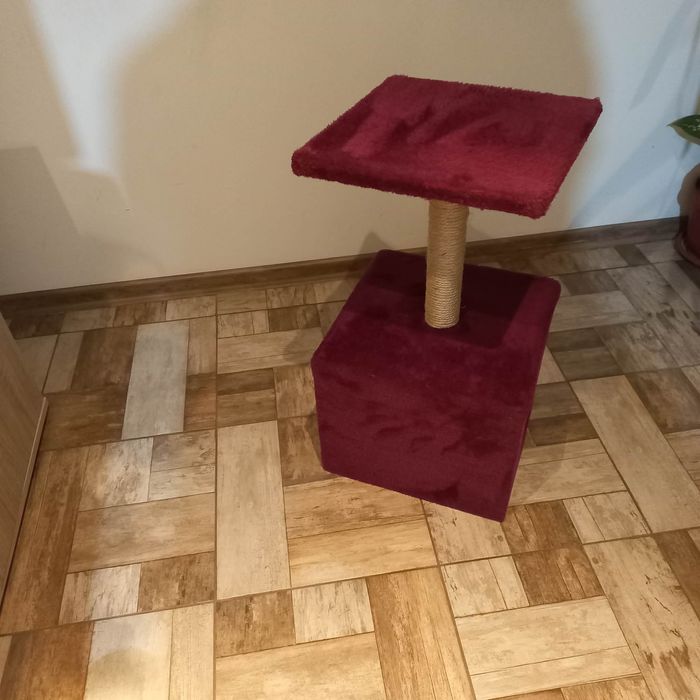 Къщичка за котка с драскалка