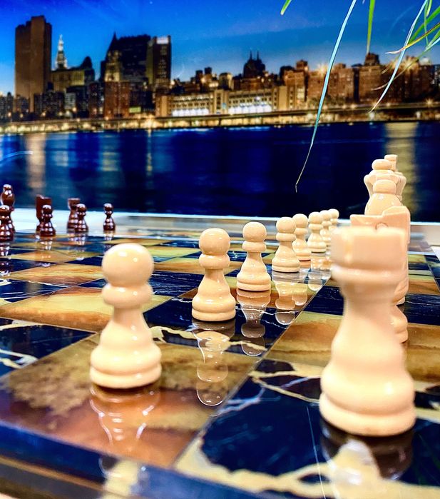 Стъклена шахматна дъска