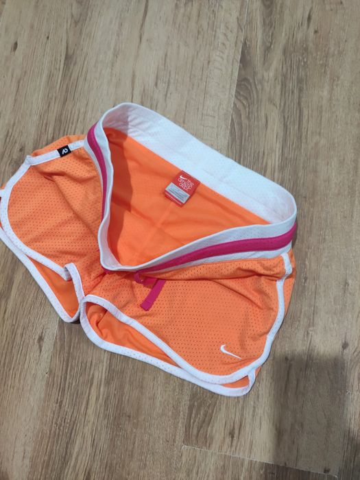 Pantaloni scurți de damă Nike mărimea S