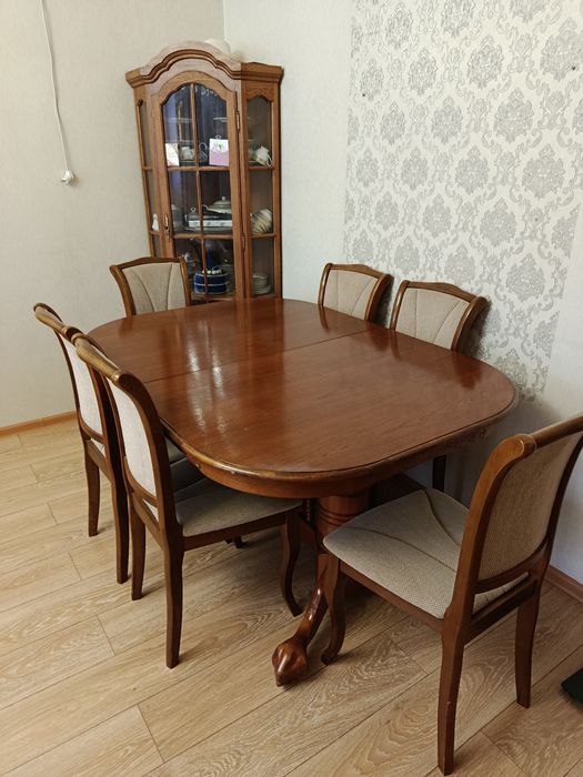 Гостиный стол с панелями