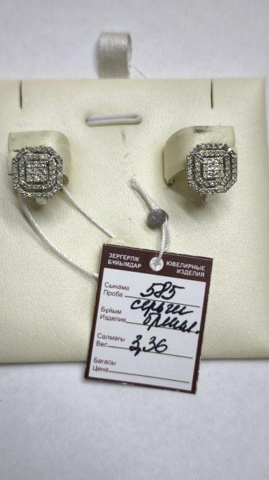 Серьги из белого золота с бриллиантами