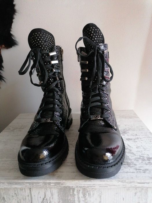 Дамски боти естествен лак с капси.