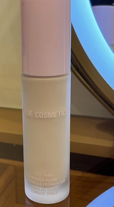 Kylie Jenner - фон дьо тен