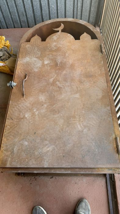 Есік биттің(қабірге ) арналып істелген