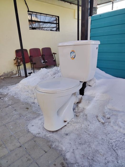 Продам унитаз с бочком