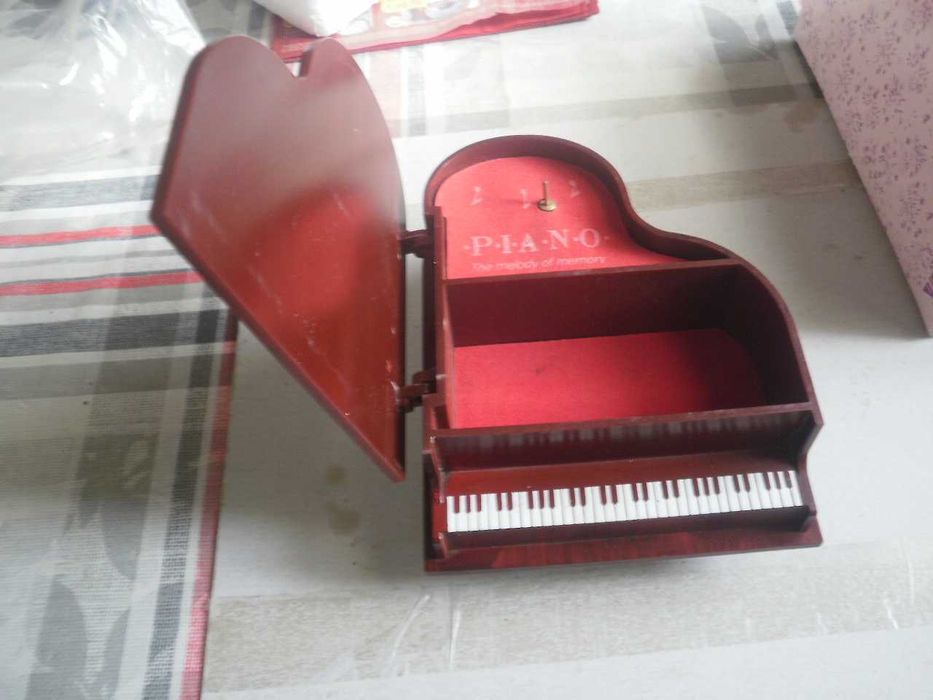 кутия за бижута, с форма на пиано и вградена латерна