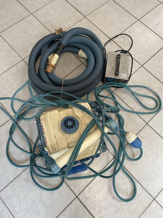 Robot de piscina cu furtun de crătare