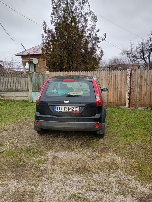 Vând sau schimb Ford fiesta