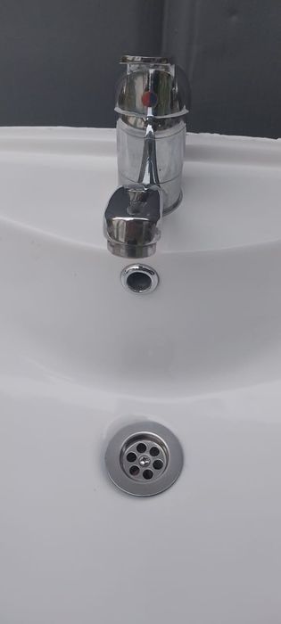 раковина со смесителем для ванной комнаты тюльпан