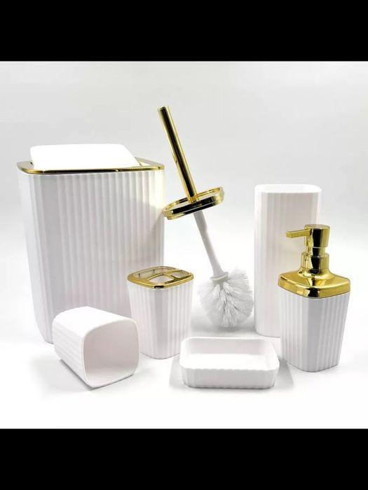 Набор аксессуаров для ванной комнаты.