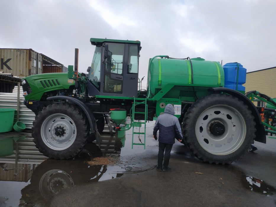 Самоходный опрыскиватель AVAGRO-HM40